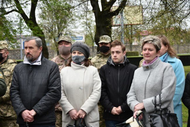 Панахида за загиблими і покладання квітів: як у Луцьку відзначили День пам'яті та примирення. ФОТО