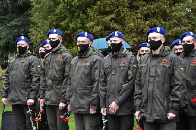 Панахида за загиблими і покладання квітів: як у Луцьку відзначили День пам'яті та примирення. ФОТО