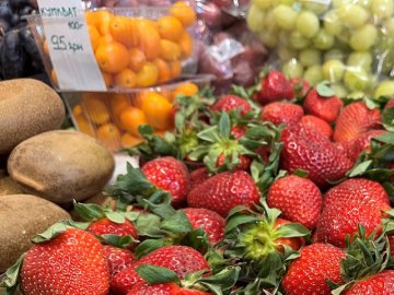 Полуниця, лохина та черешня: яка ціна на несезонні ягоди в Луцьку