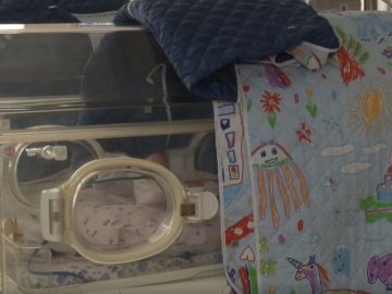 Не більше 70 випадків у світі: у Кропивницькому у бійця ДСНС народилася четверня. ВІДЕО