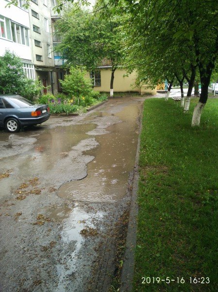 Лучанин просить відремонтувати жахливу дорогу поблизу будинку. ФОТО