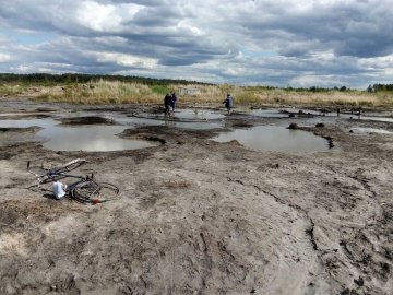 «Миють» на чужих земельних наділах посеред білого дня: на Рівненщині продовжується бурштинова лихоманка