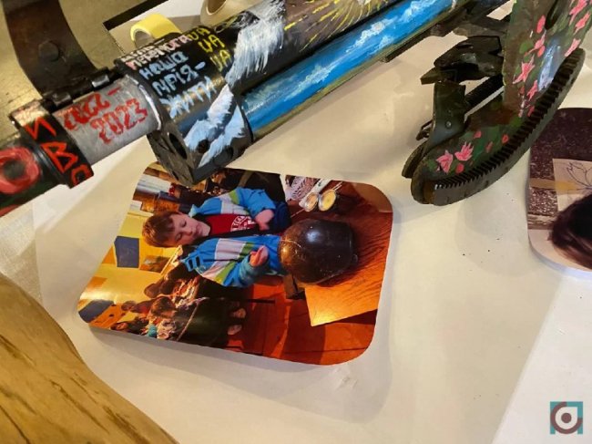 Волиняни у Варшаві презентували виставку дитячих малюнків на уламках ракет. ВІДЕО