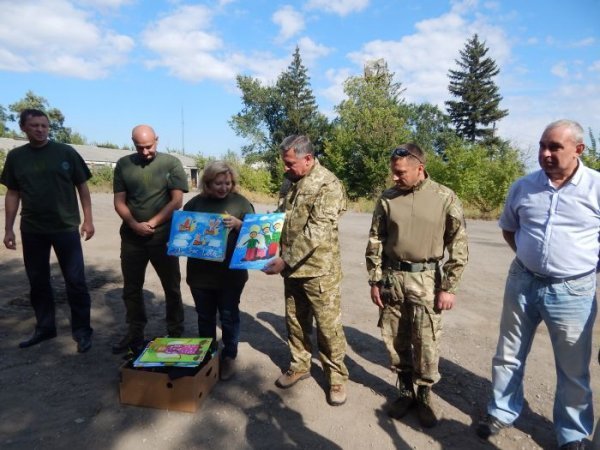 Малюнки дітей з Луцька зігріли душі солдатів, що воюють під Волновахою. ФОТО