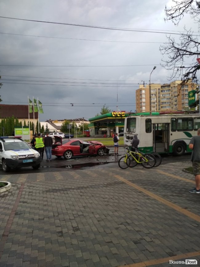 У Луцьку легковик втаранився в тролейбус. ФОТО