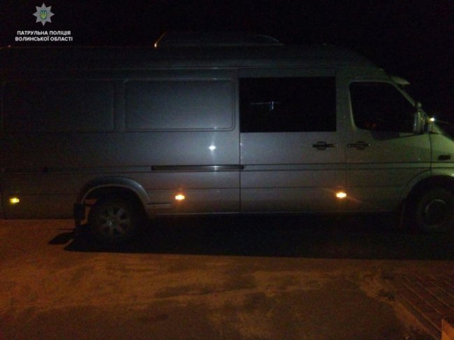 На Волині поліцейські затримали бус через штраф у понад дві тисячі гривень. ФОТО. ВІДЕО