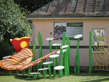 На Волині біля храму облаштовують яскравий дитячий майданчик