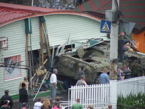 У Луганську бойовики на БМП влетіли в пивний бар, двоє постраждалих. ФОТО