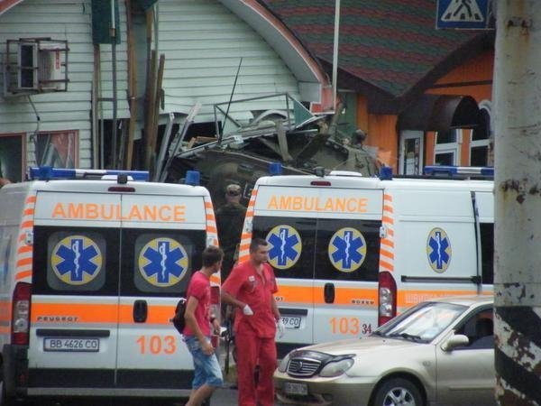 У Луганську бойовики на БМП влетіли в пивний бар, двоє постраждалих. ФОТО