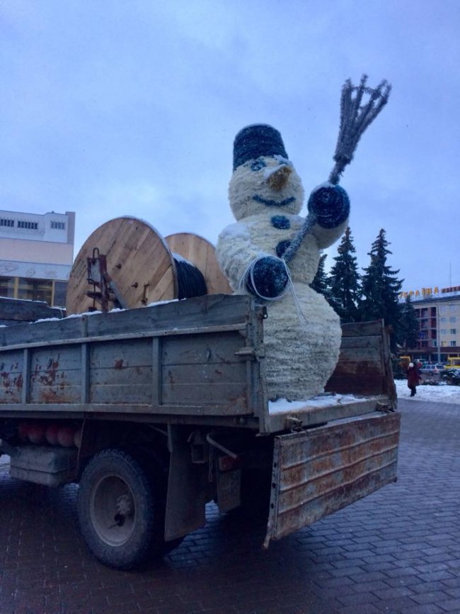 «Заберіть його в міськраду». У Facebook кепкують з луцького сніговика 