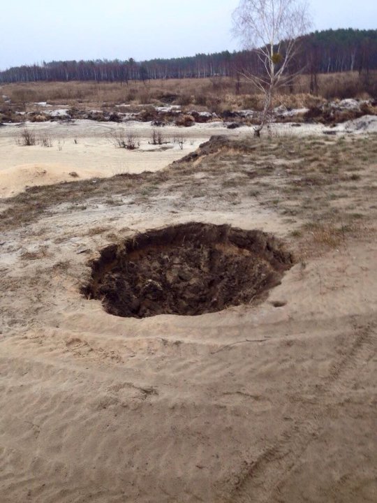 Добувачі бурштину перекинули автомобіль СБУ. ФОТО