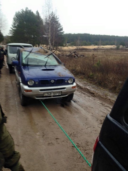 Добувачі бурштину перекинули автомобіль СБУ. ФОТО