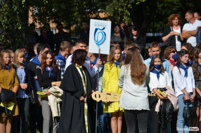  Як у луцькому «політесі» вітали першокурсників. ФОТОРЕПОРТАЖ