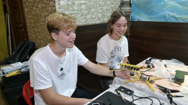 На Волині студенти роблять дрони, які відправлять на Донеччину та Луганщину