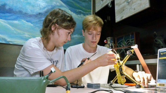 На Волині студенти роблять дрони, які відправлять на Донеччину та Луганщину