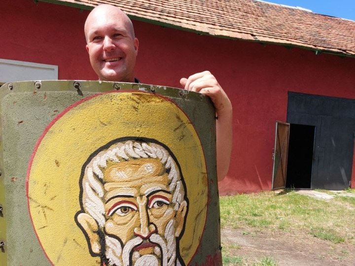 Поліцейський, що малює ікони: Роман Хмеляр з Волині відкрив персональну виставку на Закарпатті