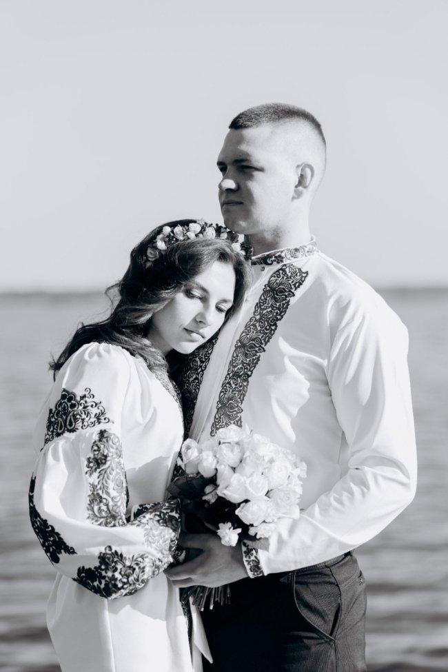 Шлюбні вишиванки замість обмундирування: на Волині побралася пара військових 