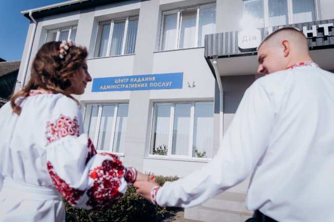 Шлюбні вишиванки замість обмундирування: на Волині побралася пара військових 