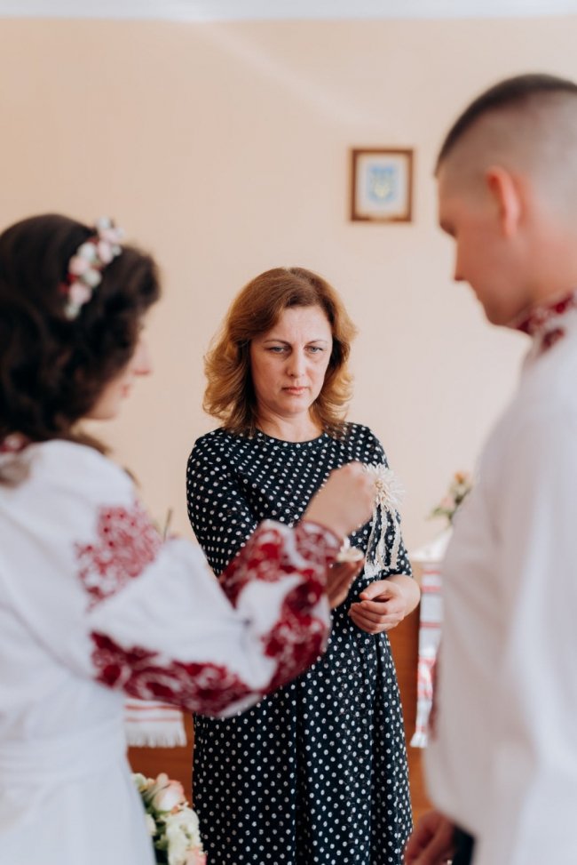 Шлюбні вишиванки замість обмундирування: на Волині побралася пара військових 