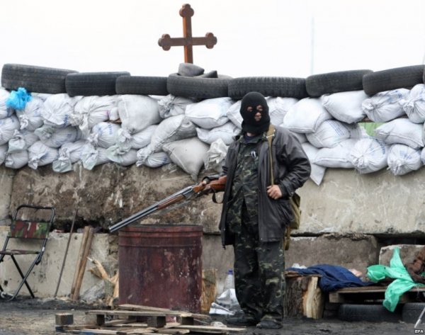 Проросійський бойовик на КПП заводу «Комбікорм» під Слов'янськом, 30 квітня 2014 року