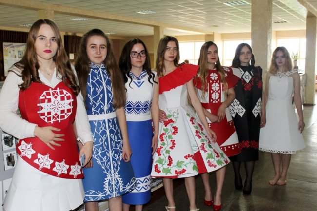 У Луцькому НТУ обирали найкращу паперову етно-сукню. ФОТО