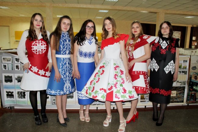 У Луцькому НТУ обирали найкращу паперову етно-сукню. ФОТО