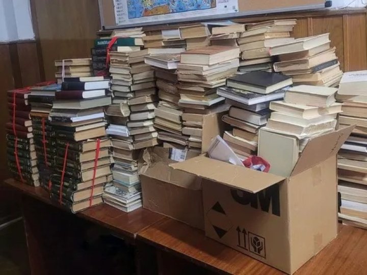 Півтори тонни за рік: волиняни активно позбуваються російськомовних книг заради підтримки армії