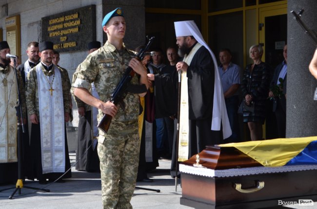 «Був сміливим, добрим і завжди допомагав»: у Луцьку попрощалися з Героєм Юрієм Лавренчуком. ФОТОРЕПОРТАЖ