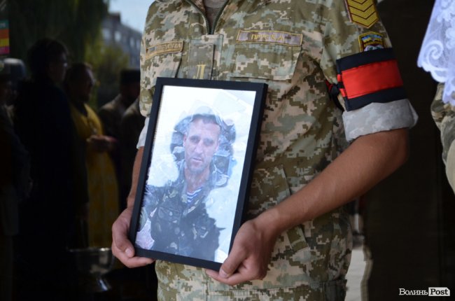 «Був сміливим, добрим і завжди допомагав»: у Луцьку попрощалися з Героєм Юрієм Лавренчуком. ФОТОРЕПОРТАЖ