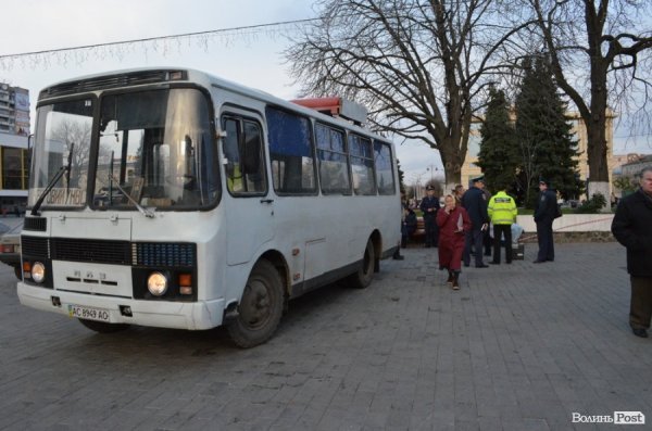У центрі Луцька помер безпритульний. ФОТО