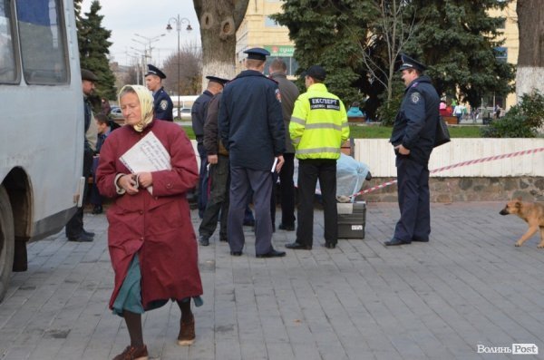 У центрі Луцька помер безпритульний. ФОТО