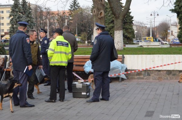 У центрі Луцька помер безпритульний. ФОТО