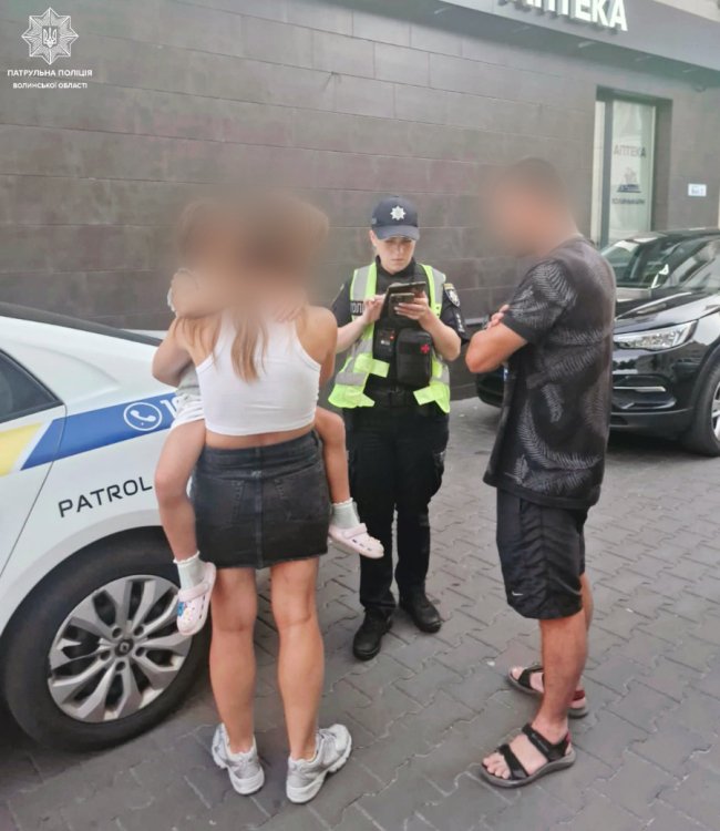 У Луцьку під час прогулянки з батьками загубилася маленька дівчинка