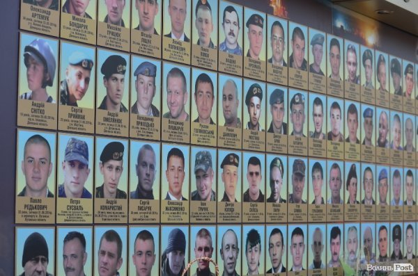 У Луцьку відкрили оновлений фотостенд пам'яті загиблих волинян. ФОТО