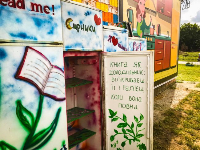 Книги в холодильниках і ретро авто: неподалік Луцька запрацювала креативна бібліотека