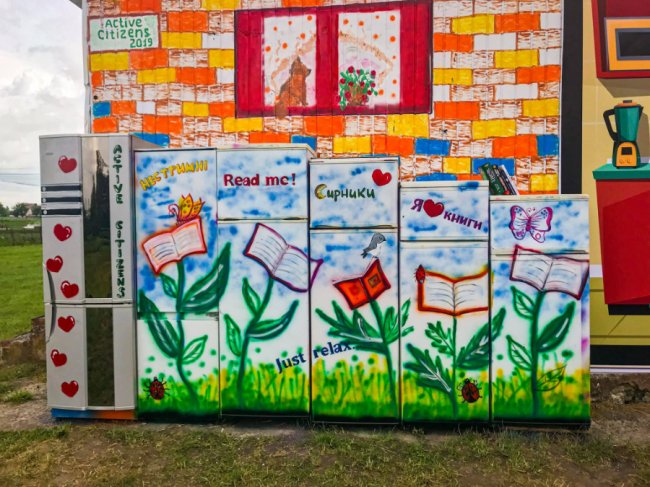 Книги в холодильниках і ретро авто: неподалік Луцька запрацювала креативна бібліотека