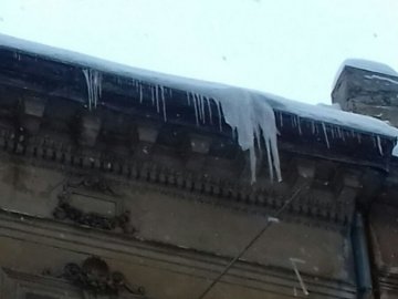 У будинку в центрі Луцька частково провалився дах