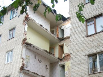 Спеціалісти рекомендують терміново укріплювати будинок з обвалом