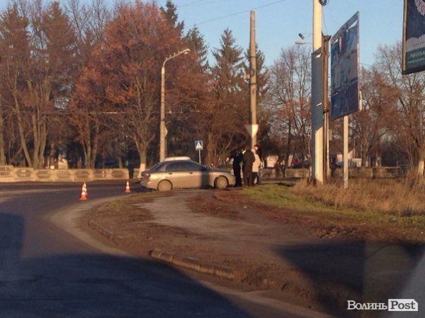У Луцьку через ожеледицю зіткнулися два авто. ФОТО