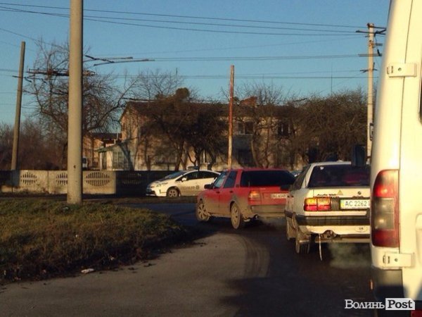 У Луцьку через ожеледицю зіткнулися два авто. ФОТО