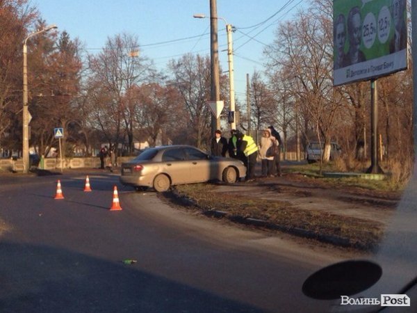 У Луцьку через ожеледицю зіткнулися два авто. ФОТО