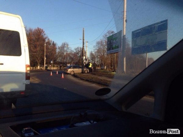 У Луцьку через ожеледицю зіткнулися два авто. ФОТО