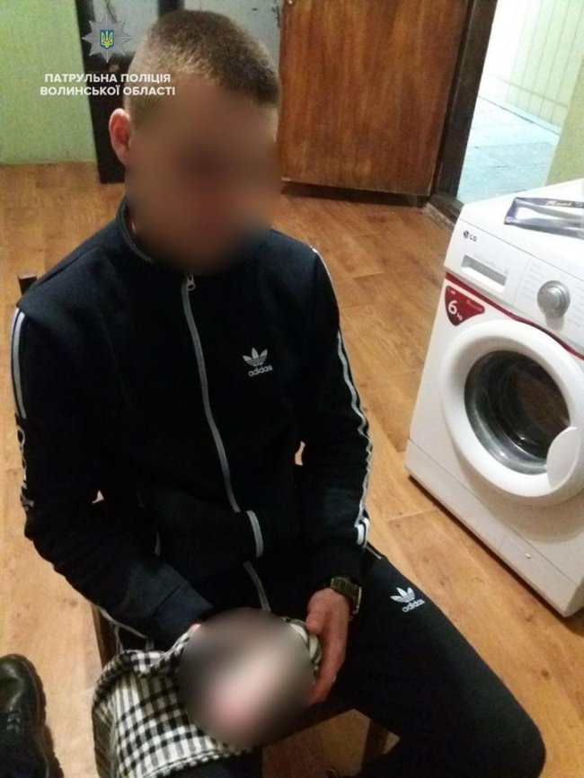 Хлопчаки з гумовим членом хотіли пожартувати з луцьких патрульних. ФОТО