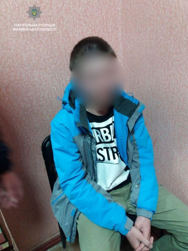 Хлопчаки з гумовим членом хотіли пожартувати з луцьких патрульних. ФОТО