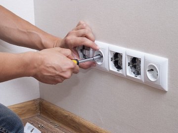 У Луцьку чоловік загинув від удару струмом під час ремонту розетки