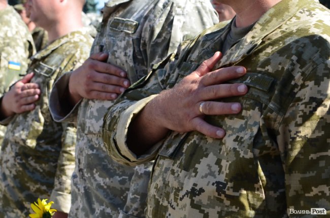 «Вітаємо вдома»:  Луцьк зустрів військових авіаторів. ФОТО