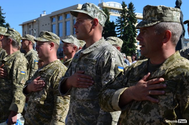 «Вітаємо вдома»:  Луцьк зустрів військових авіаторів. ФОТО
