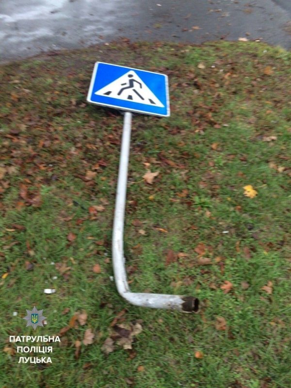 У Луцьку Toyota вирулювала від фури ‒ «знесла» дорожній знак