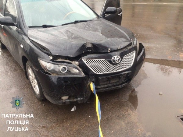 У Луцьку Toyota вирулювала від фури ‒ «знесла» дорожній знак