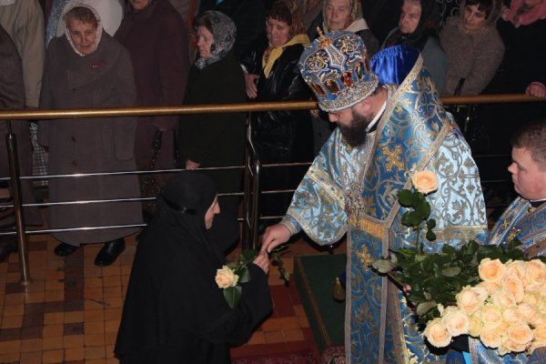 Як луцький митрополит дарував жінкам троянди. ФОТО